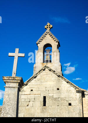 Frankreich, Provence, Sankt Pantaleon, Kirche aus dem 12. Jahrhundert mit einer Fels-Nekropole Stockfoto