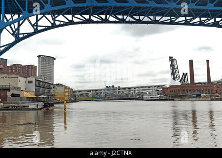 Cuyahoga River in Cleveland, Ohio, USA schlängelt sich durch das Vergnügungsviertel von Wohnungen an einem späten Winter-Nachmittag Stockfoto