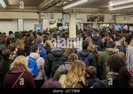 Growds am Gipfel Zeit, U-Bahnhof South Kensington, London, England Stockfoto