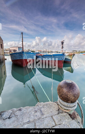 Angelboote/Fischerboote zum Thunfischfang durch eine alte phönizische Kunst des Fischens "Almadraba" genannt. Barbate, Cadiz, Spanien. Stockfoto