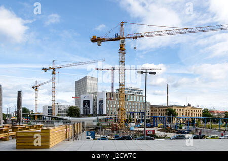 Berlin, Deutschland - 14. August 2016: Berlin im Aufbau. Blick auf neue moderne Gebäude und Kräne vom Hauptbahnhof (Hauptbahnhof), mit Hotel Stockfoto