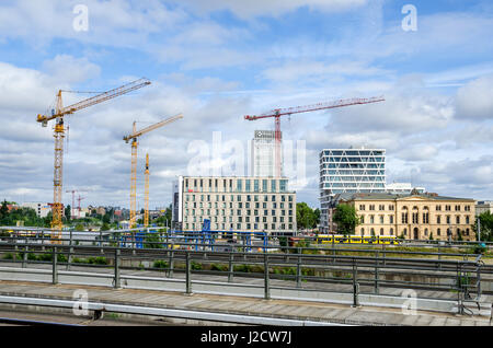 Berlin, Deutschland - 14. August 2016: Berlin im Aufbau. Blick auf neue moderne Gebäude und Kräne vom Hauptbahnhof (Hauptbahnhof), mit Hotel Stockfoto