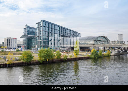 Berlin, Deutschland - 9. Oktober 2015: Berlin Hauptbahnhof (Berlin Hauptbahnhof) mit der Glasoberfläche. Stockfoto