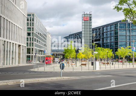 Berlin, Deutschland - 14. August 2016: West Seite der Berliner Hauptbahnhof (Berlin Hauptbahnhof) mit gewölbten Glasdach, Rahel Hirsch-Straße und Anblick Stockfoto