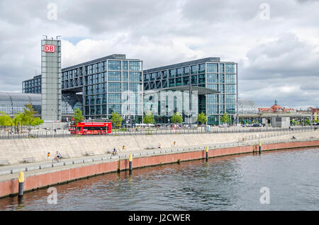 Berlin, Deutschland - 14. August 2016: Blick auf den Berliner Hauptbahnhof (Berlin Hauptbahnhof) mit seiner gebogenen Glasdächer, sightseeing bus und Menschen ri Stockfoto