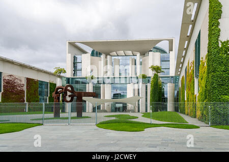 Berlin, Deutschland - 14. August 2016: Das Bundeskanzleramt, Sitz seit 2001, umgeben von Pflanzen in einem bewölkten Tagen, Menschen-weniger Stockfoto