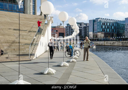 Berlin, Deutschland - 8. November 2014: Menschen feiert 25 Jahre von der Wall.Thousand fallen beleuchtet Ballons auf 15 km vom 7. November bis 9.. Stockfoto