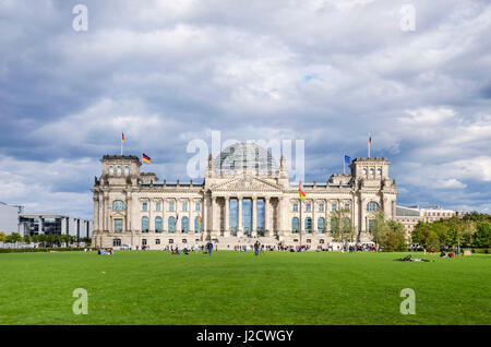 Berlin, Deutschland - 9. September 2015: Menschen, die genießen ein warmer Herbsttag auf dem Rasen vor dem Reichstag, Bundestag. Stockfoto