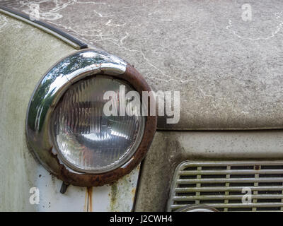 Berlin, Deutschland - 23. August 2014: Scheinwerfer eine rostige alte Trabant, bekannte Modell in der ehemaligen Deutschen Demokratischen Republik Stockfoto