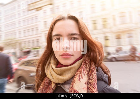 Selfie wie Porträt einer Frau mit Bewegung verwischt Hintergrund Stockfoto