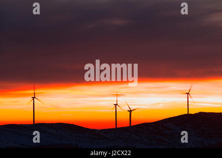 Vier Windräder auf Bergrücken Stockfoto