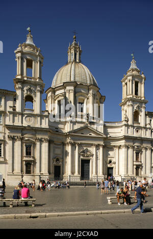 Touristen auf der Piazza Navona, Rom, Italien mit dem 17. Jahrhundert barocke Chiesa di Sant'Agnese in Agone hinter Stockfoto