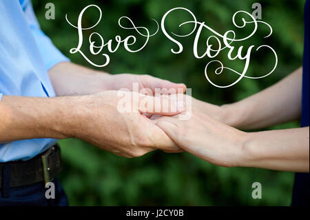 Mann hält eine Frau Hände für einen Spaziergang in einem Sommerpark und Vintage Text Liebesgeschichte. Kalligraphie-Schriftzug Hand zeichnen Stockfoto
