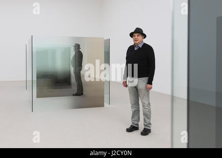 London, UK. 27. April 2017. Künstler Larry Bell (im Bild) mit seinem Kunstwerk 6 x 6 eine Improvisation (1989-2014), eine groß angelegte labyrinthische Skulptur bestehend aus 40 freistehenden Tafeln klar und beschichtetes Glas. Die Arbeit schafft ein Labyrinth, das reflektiert und bricht die Innenarchitektur der Galerie. Amerikanische Künstler Larry Bell (geb. 1939) präsentiert seine neue Ausstellung im White Cube Bermondsey. Mit dem Titel "Rauchen On The Bottom" vereint diese Show arbeiten Schlüssel aus der Karriere des Künstlers umfangreiche aus fünf Jahrzehnten. Die Ausstellung öffnet am 28 April und dauert bis zum 18. Juni 2017 Stockfoto