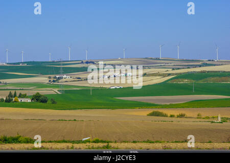 Eine Ansicht eines Windparks unter Ackerland in der Ferne in der Nähe von Sevilla Spanien Stockfoto