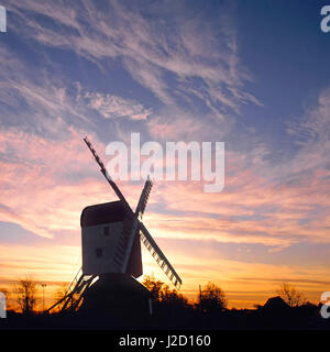 Essex Landschaft uk Dorf grün historische Mountnessing Windmühle Segel Sonnenuntergang Himmel Landschaft Brentwood England uk Winter Silhouette aufgeführt Windmühle Stockfoto