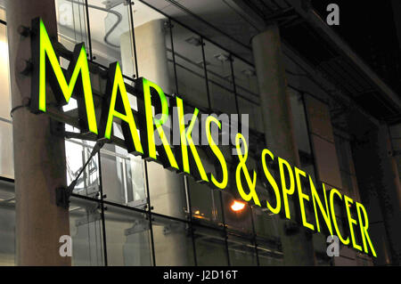 Nacht zu speichern beleuchtete Marks & Spencer Großbuchstaben Zeichen Schriftzug auf London England UK M & S Ladenfront Stockfoto