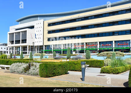 Fastfood-Restaurant in Harlow Neustadt Civic Centre Gebäude Essex UK Räumlichkeiten für Frankie & Bennys Nandos & Pizza Express Fast-Food & restaurants Stockfoto