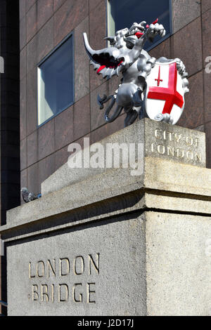 London Bridge Sockel & Gusseisen Drache Statue Marken Grenze des Bereichs Quadratmeile umfasst Schild mit dem Wappen der City of London Stockfoto