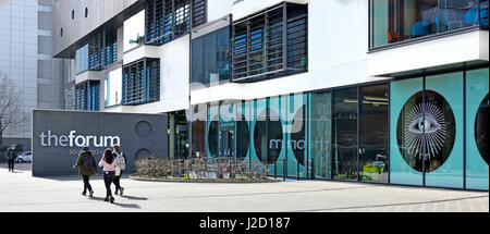 Das Gebäude in Southend Essex UK Forum hat akademische Verbindungen mit lokalen Hochschulen Universitäten hat eine moderne Bibliothek & Hochschulbildung Lernressourcen Stockfoto