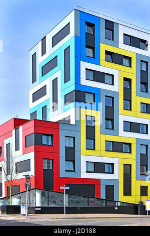 Farben Farben auf der Universität von Essex Studentenwohnheim Farbe Farbe in Rechtecke in modernen und farbenfrohen geometrischen Muster UK Fenster Architektur Stockfoto