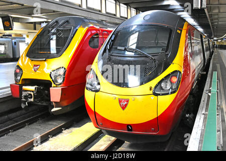 Zwei schlanke Jungfrau Zug Einheiten betrieben von Jungfrau-Züge bei Euston Station Bahnsteige London England UK bieten inter ÖPNV Stockfoto