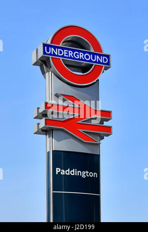 Paddington-Bahnhofsschild und ikonisches Londoner U-Bahnrundschild über dem Original British Rail-Logo, jetzt ein allgemeines Symbol für Bahnhöfe in Großbritannien Stockfoto