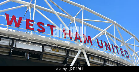 Melden Sie auf die konvertierten London Newham Stratford UK 2012 Olympiastadion jetzt Fußballstadion von West Ham United Football Club & britischen Leichtathletik gemietet Stockfoto