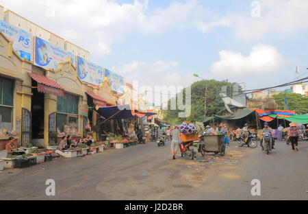 Menschen besuchen Dong Xuan Markt in der Altstadt in Hanoi auf. Stockfoto