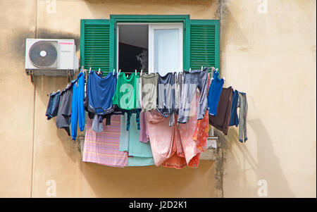 Minori, Kleidung auf Line out Seite Fenster, Amalfiküste, Kampanien, Italien, Mittelmeer, Europa; Stockfoto