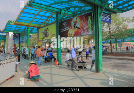 Leute warten auf einen Bus im Long Bien Busbahnhof in Hanoi auf. Stockfoto