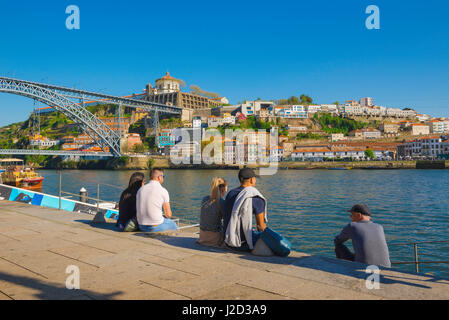 Ribeira Porto Portugal, Rückansicht des Menschen entlang der Ribeira direkt am Wasser mit Blick auf den Gaia skyline über den Fluss Douro, Porto, Portugal, Europa Stockfoto