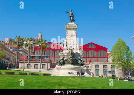 Porto Portugal Markt, Mercado Ferreira Borges Markt Gebäude mit den Jardim Infante Dom Henrique Garten im Vordergrund, Porto Europa Stockfoto