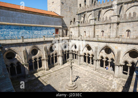 Kathedrale Porto Portugal, Blick auf die gotischen Kreuzgänge im Inneren der Kathedrale - oder SE - in Porto, Portugal Europa. Stockfoto