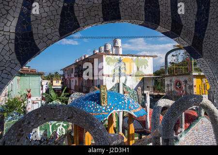 Kuba, Havanna. Das Wohnhaus und Atelier des Künstlers Jose Fuster. Stockfoto