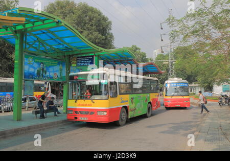 Leute warten auf einen Bus im Long Bien Busbahnhof in Hanoi auf. Stockfoto