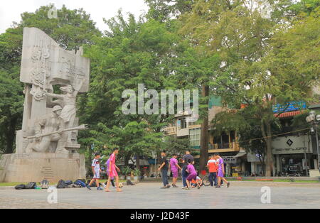 Nicht identifizierte Kinder spielen Fußball in der Innenstadt von Hanoi Vietnam. Stockfoto