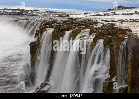 Selfoss Wasserfall auf dem Fluss Jökulsá Á Fjöllum in in der Schlucht Jökulsárgljúfur im Winter Nordregion in Island Stockfoto