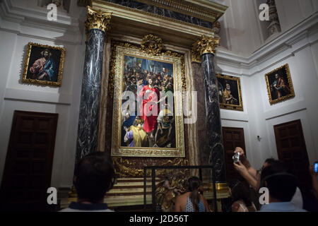 Besucher vor dem Gemälde "Entkleiden Christi" ("El Expolio de Cristo") von spanischen manieristische Maler El Greco (1577-1579) in den Hochaltar der Sakristei der Kathedrale von Toledo in Toledo, Spanien angezeigt. Gemälde "Jesus Christus" (L) und "Tränen des Heiligen Petrus" (R) auch von El Greco (1605-1610) sind angezeigt, rechts und links. Andere Gemälde von El Greco aus der Apostolados Serie sind an den Seitenwänden angezeigt. Stockfoto