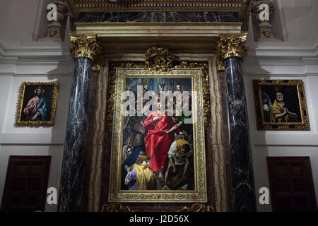 Gemälde "Entkleiden Christi" ("El Expolio de Cristo") von spanischen manieristische Maler El Greco (1577-1579) auf dem Display in den Hochaltar der Sakristei der Kathedrale von Toledo in Toledo, Spanien. Gemälde "Jesus Christus" (L) und "Tränen des Heiligen Petrus" (R) auch von El Greco (1605-1610) sind angezeigt, rechts und links. Stockfoto