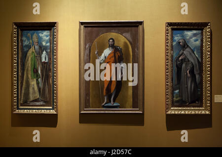 Gemälde des Heiligen Augustinus von Hippo, Sankt Jakobus und Franz von Assisi (im Bild von links nach rechts) vom spanischen manieristische Maler El Greco (1595-1600) auf dem Display in das Museo de Santa Cruz (Santa Cruz Museum) in Toledo, Spanien. Stockfoto