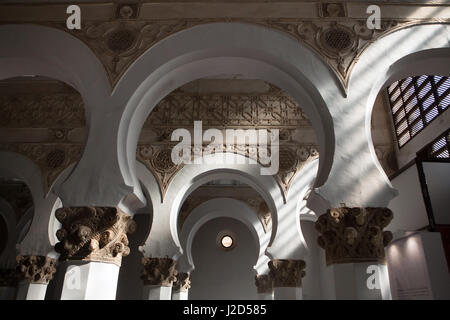 Im Mudéjar-Stil Interieur in Santa Maria la Blanca, die ehemalige Synagoge, die jetzt von der katholischen Kirche in Toledo, Spanien erhalten. Stockfoto