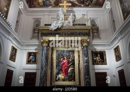 Gemälde "Entkleiden Christi" ("El Expolio de Cristo") von spanischen manieristische Maler El Greco (1577-1579) auf dem Display in den Hochaltar der Sakristei der Kathedrale von Toledo in Toledo, Spanien. Gemälde "Jesus Christus" (L) und "Tränen des Heiligen Petrus" (R) auch von El Greco (1605-1610) sind angezeigt, rechts und links. Andere Gemälde von El Greco aus der Apostolados Serie sind an den Seitenwänden angezeigt. Stockfoto