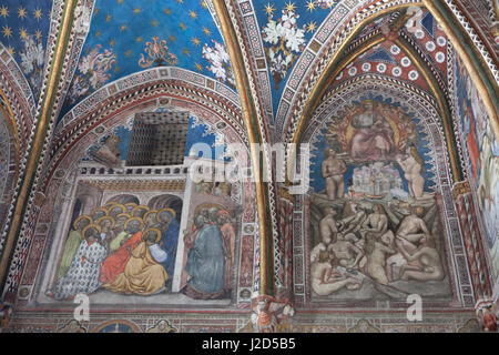 Last Judgment (R) und die Herabkunft des Heiligen Geistes auf die Apostel (L). Gotische Fresken aus dem 14. Jahrhundert in der Capilla de San Blas (Kapelle des heiligen Blasius) in der Kathedrale von Toledo in Toledo, Spanien. Stockfoto