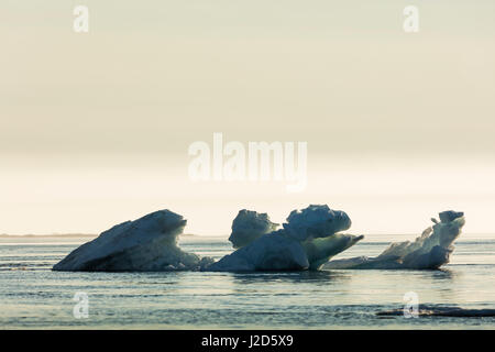 Kanada, Territorium Nunavut, Ukkusiksalik-Nationalpark, schmelzenden Eisberg schwimmt in der Hudson Bay auf Sommerabend (großformatige Größen erhältlich) Stockfoto