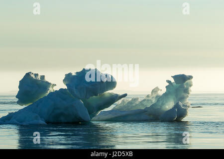 Kanada, Territorium Nunavut, Ukkusiksalik-Nationalpark, schmelzenden Meereises schwebend in der Hudson Bay am Sommerabend Stockfoto