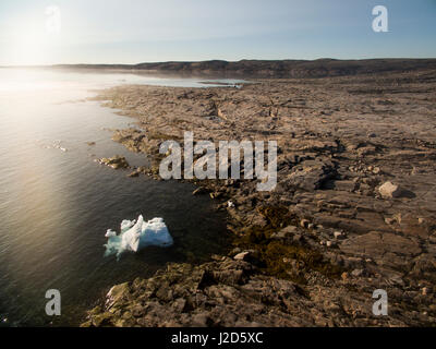 Kanada, Nunavut Territory, Ukkusiksalik-Nationalpark, Luftbild des schmelzenden Meereises schwebend in der Hudson Bay am Sommermorgen Stockfoto