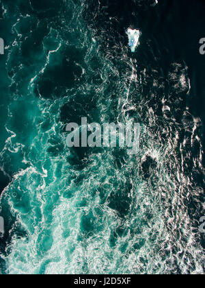 Kanada, Territorium Nunavut, Ukkusiksalik-Nationalpark, Overhead Luftaufnahme des Eisbergs gefangen in Stromschnellen des Tide Rip in Wager Bay am Sommermorgen Stockfoto