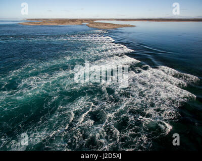Kanada, Nunavut Territory, Ukkusiksalik-Nationalpark, Luftaufnahme von Stromschnellen auf Tide Rip in Wager Bay am Sommermorgen Stockfoto