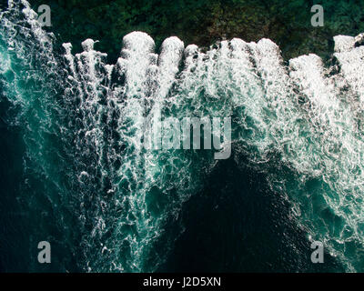 Kanada, Nunavut Territory, Ukkusiksalik-Nationalpark, Luftaufnahme von Stromschnellen auf Tide Rip in Wager Bay am Sommermorgen Stockfoto